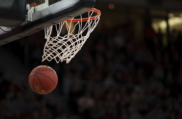 NBA篮球明星在比赛中扣篮的精彩动作